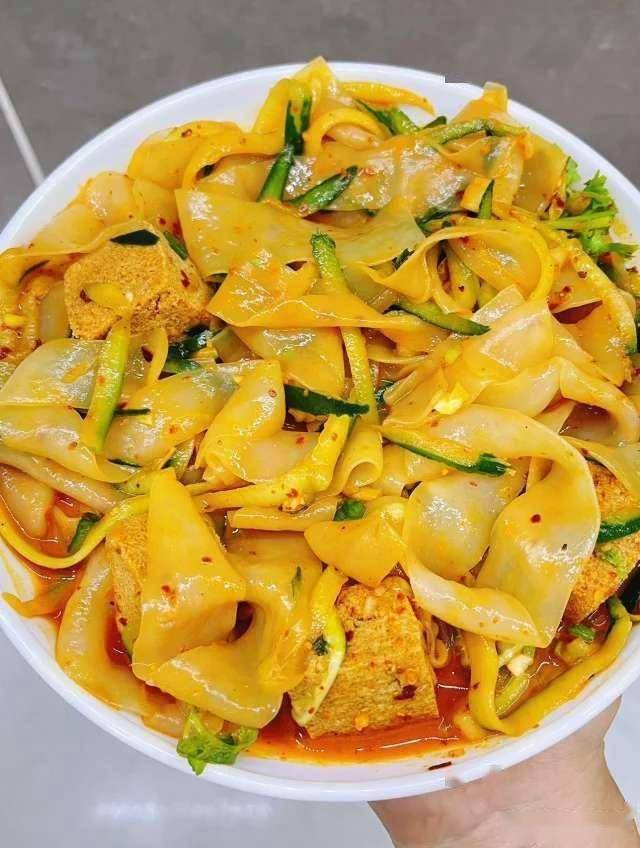 涼皮勁道有秘方，多加這一物，筋道爽滑不發硬，比小吃店的還好吃